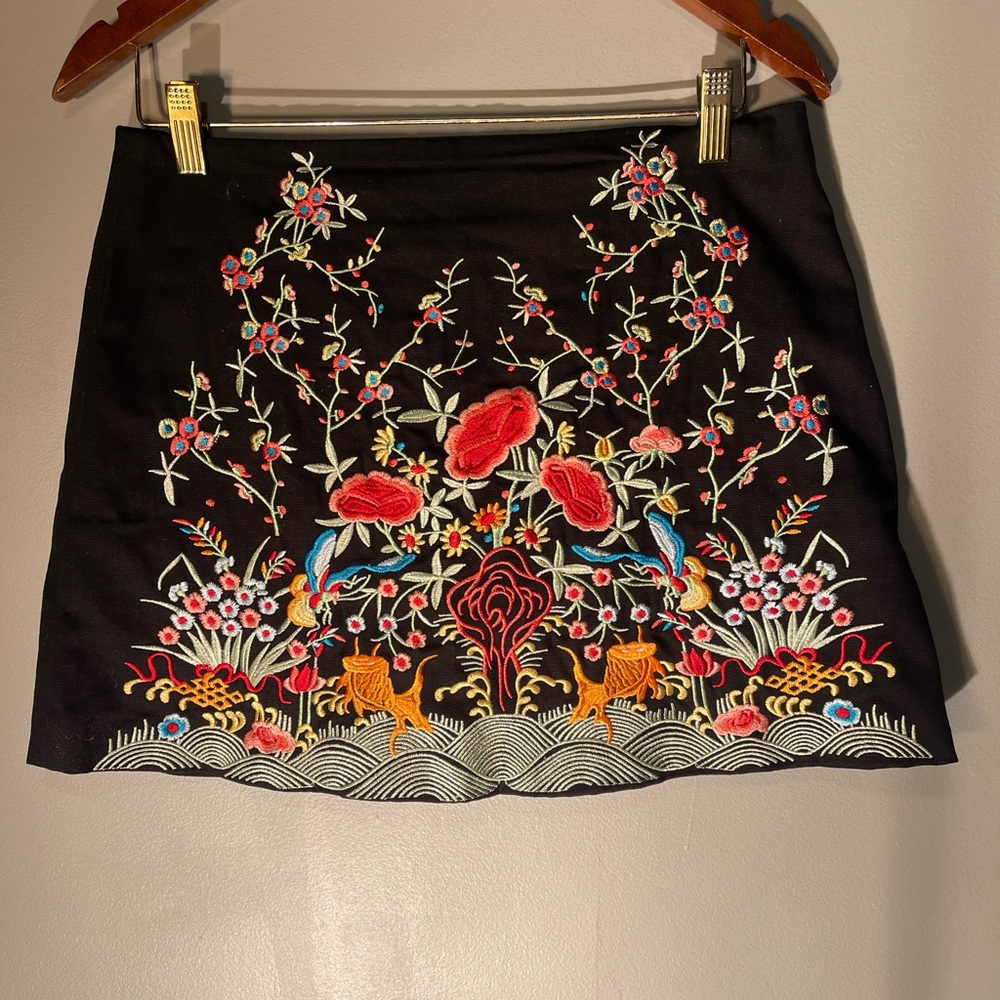 Zara cute embroidered mini skirt size M